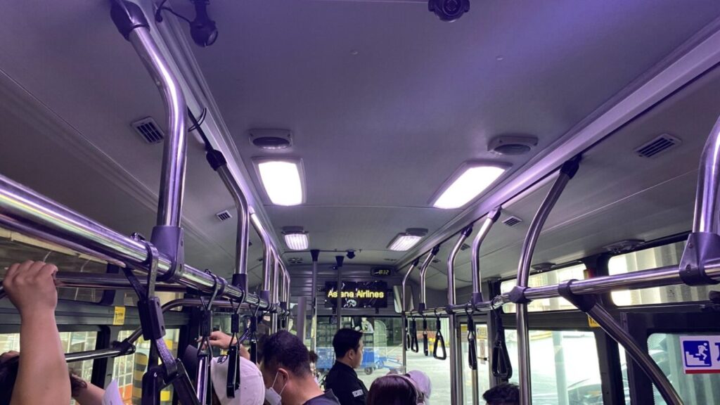 済州空港のバス車内
