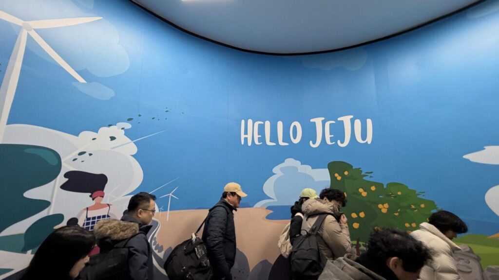 チェジュ空港国内線エリアの階段のペイントウォール