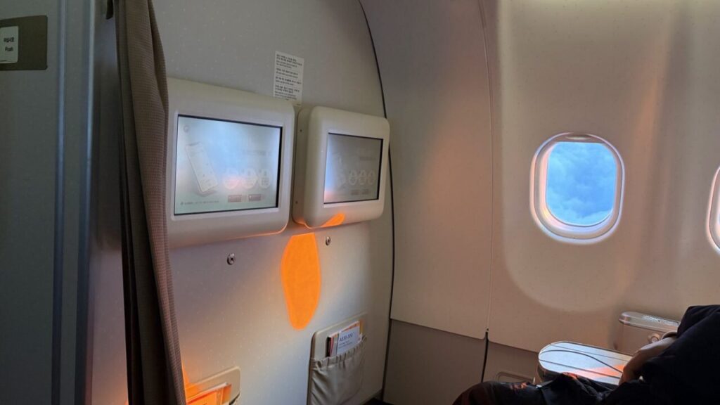 早朝の機内に朝日が差し込む