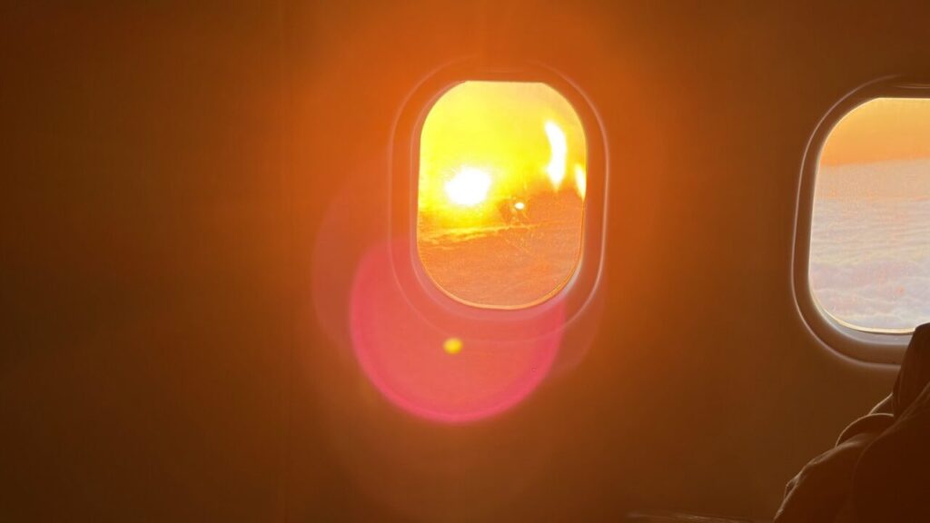 早朝のアシアナ航空国内線機内から、チェジュ島上空で眺める日の出