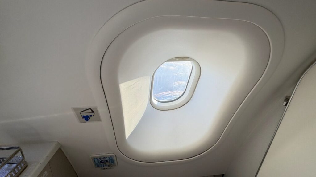 アシアナ航空A330のビジネスクラス用のトイレにつけられた窓
