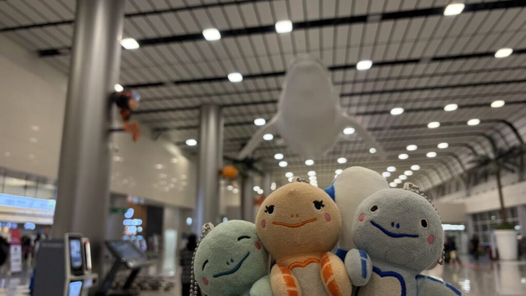 チェジュ名物のクジラが吊り下がる済州空港