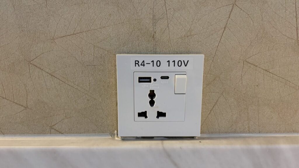 台北桃園空港のシルバークリスラウンジのユニバーサルポートとUSB-A、USB-C