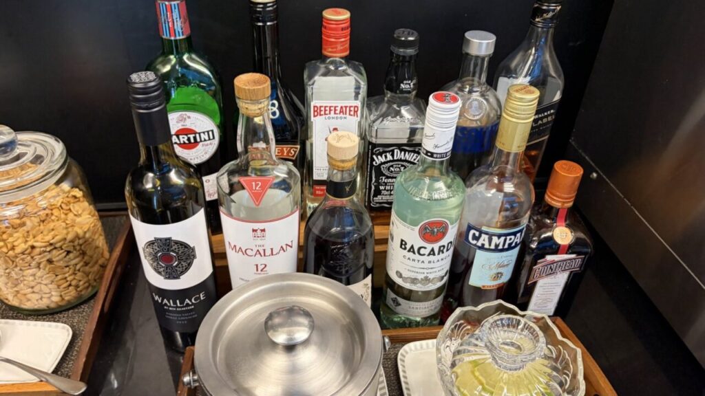 台北桃園空港のシルバークリスラウンジの赤ワイン・スピリッツ類