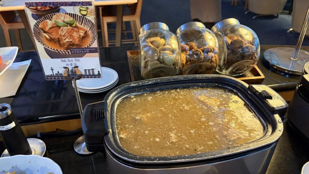 台北桃園空港のシルバークリスラウンジに置かれたシンガポール名物肉骨茶（バクテー）
