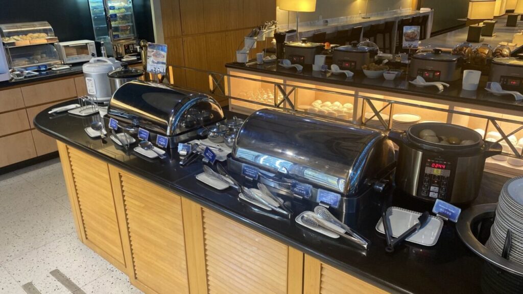 台北桃園空港のシルバークリスラウンジのビュッフェ台