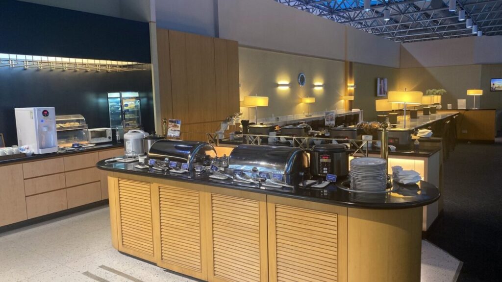 台北桃園空港のシルバークリスラウンジのビュッフェ台