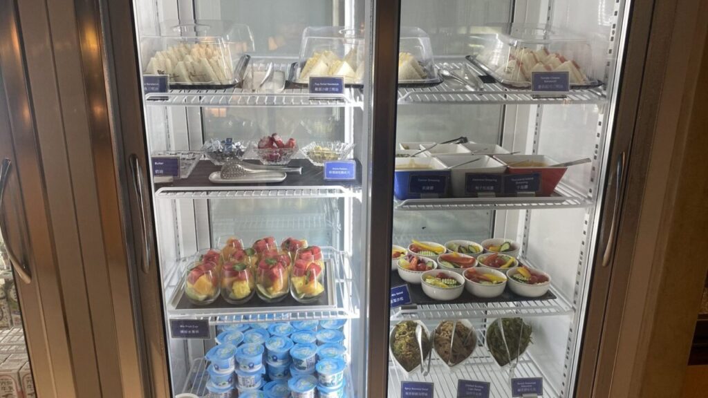 台北桃園空港のシルバークリスラウンジのコールドカット・デザートコーナー