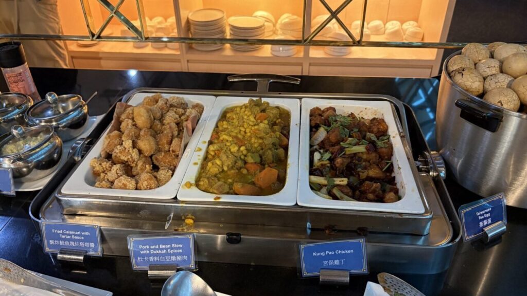 台北桃園空港のシルバークリスラウンジの肉を使った温かいメニュー