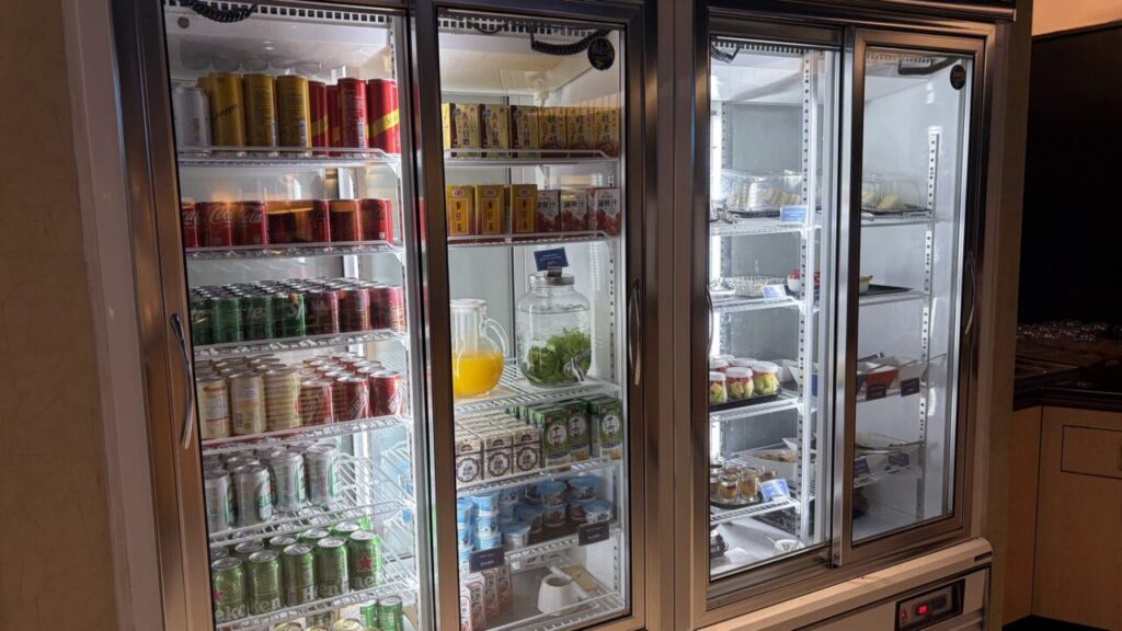 台北桃園空港のシルバークリスラウンジの冷蔵庫の中に入ったドリンク