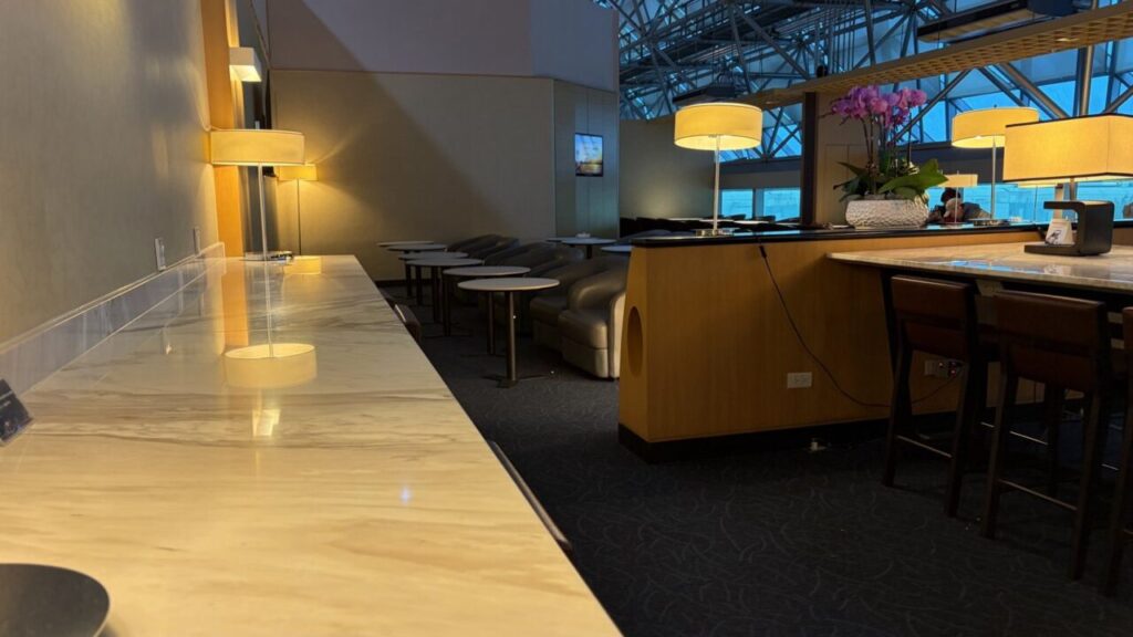 台北桃園空港のシルバークリスラウンジのカウンターテーブル