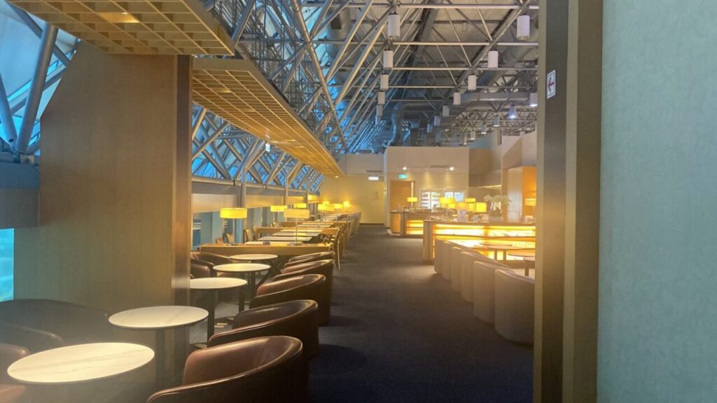 台北桃園空港のシルバークリスラウンジのラウンジ内を見渡す