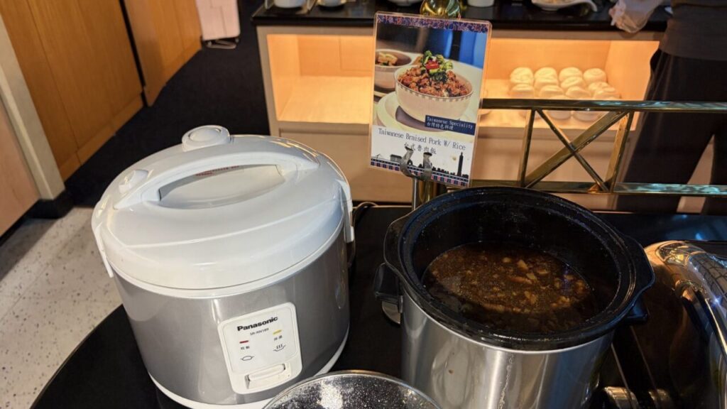 台北桃園空港のシルバークリスラウンジの台湾名物ルーローハン