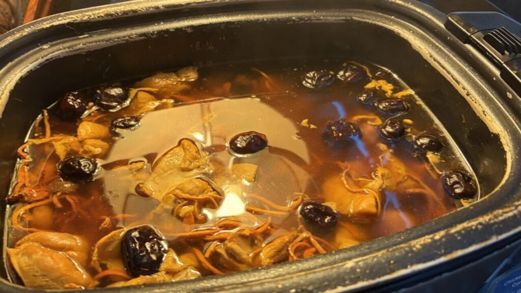 台北桃園空港のシルバークリスラウンジの台湾の漢方スープ