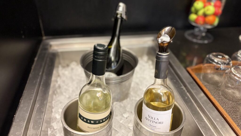 台北桃園空港のシルバークリスラウンジの白ワインとスパークリングワイン