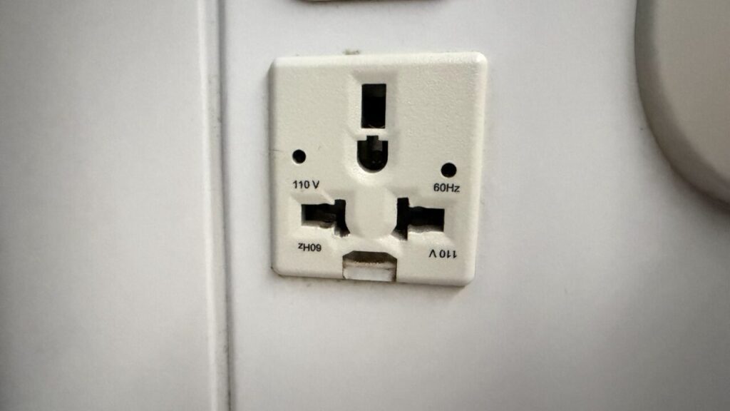 ANA802便のビジネスクラスの座席ANA BUSINESS STAGGEREDのユニバーサルコンセント