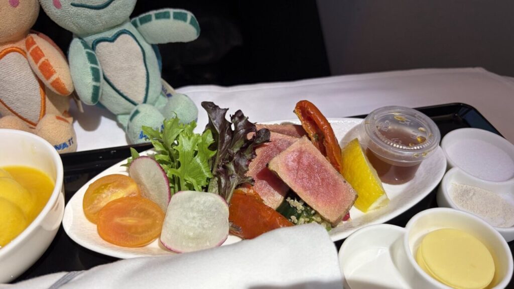 ANA802便ビジネスクラスの機内食洋食メニューのアペタイザー「鮪の黒胡椒タタキ ポン酢ドレッシング」