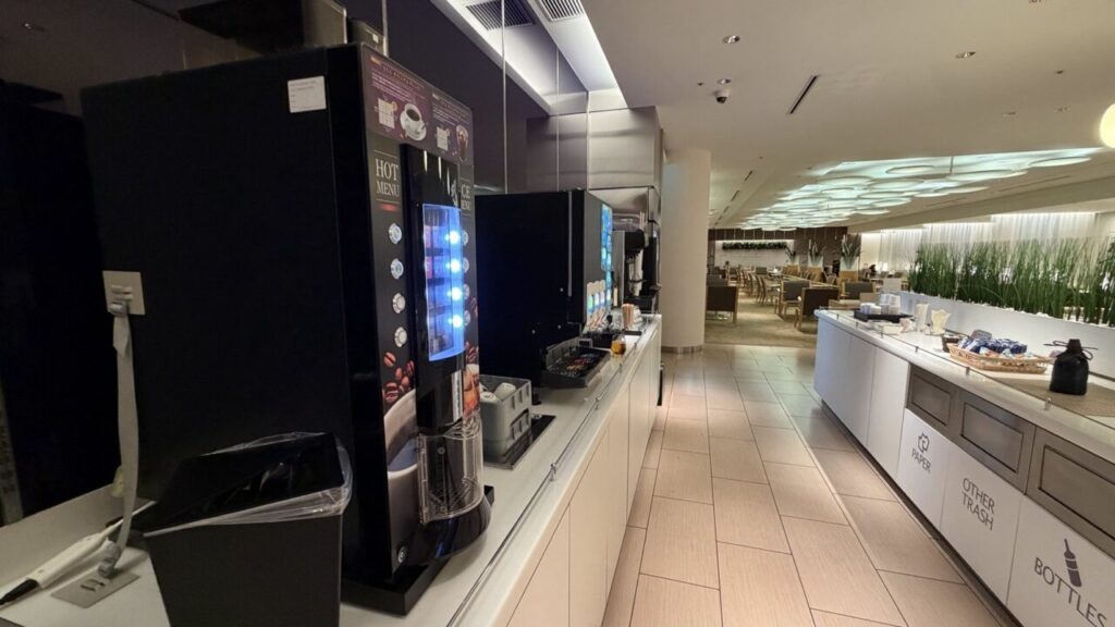 成田空港ANA ARRIVAL LOUNGEのドリンクコーナー