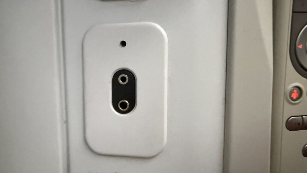 ANA802便のビジネスクラスの座席ANA BUSINESS STAGGEREDのオーディオジャック