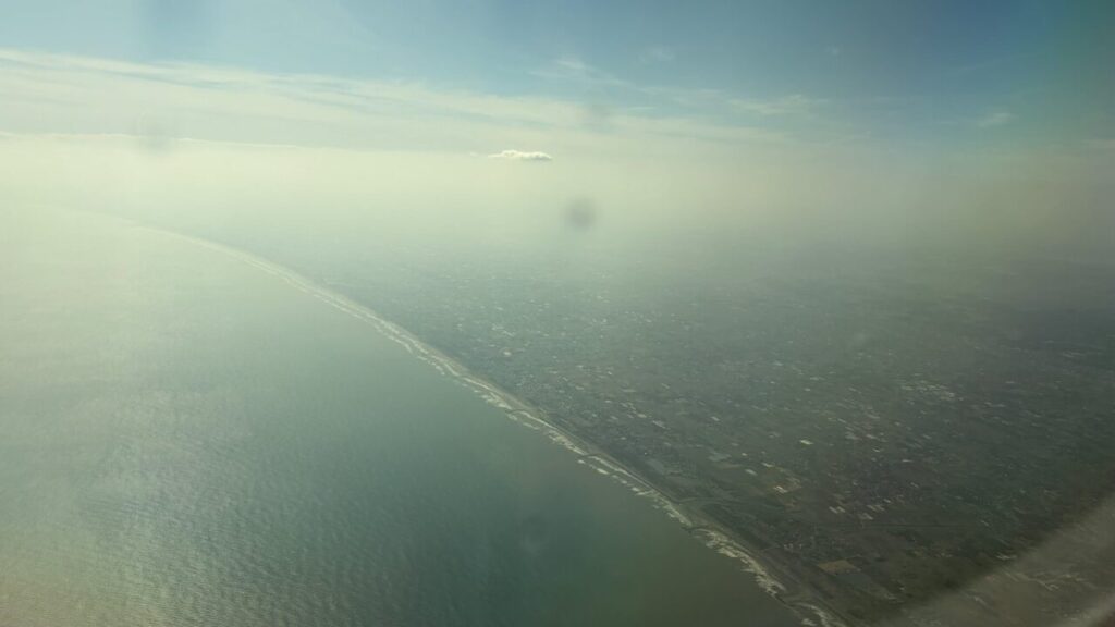 九十九里浜から房総半島上空に差し掛かるANA802便