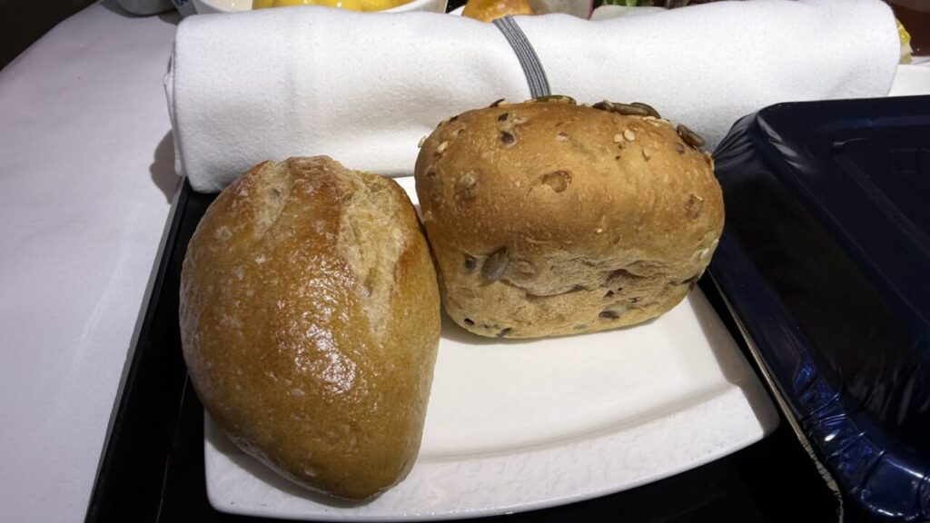 ANA802便ビジネスクラスの機内食洋食メニューのブレッド2種「穀物人参ロール」「サワードウロール」