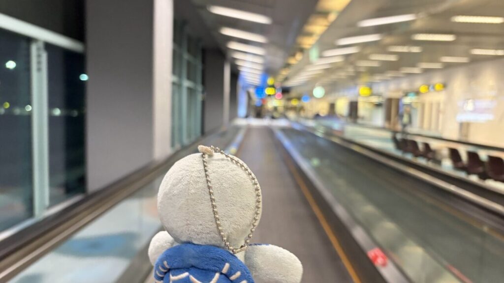 ANA802便の搭乗口E12へ向けて歩く