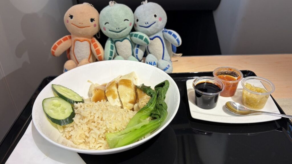 ANA802便ビジネスクラスのアラカルトメニュー「海南鶏飯(シンガポールチキンライス)」