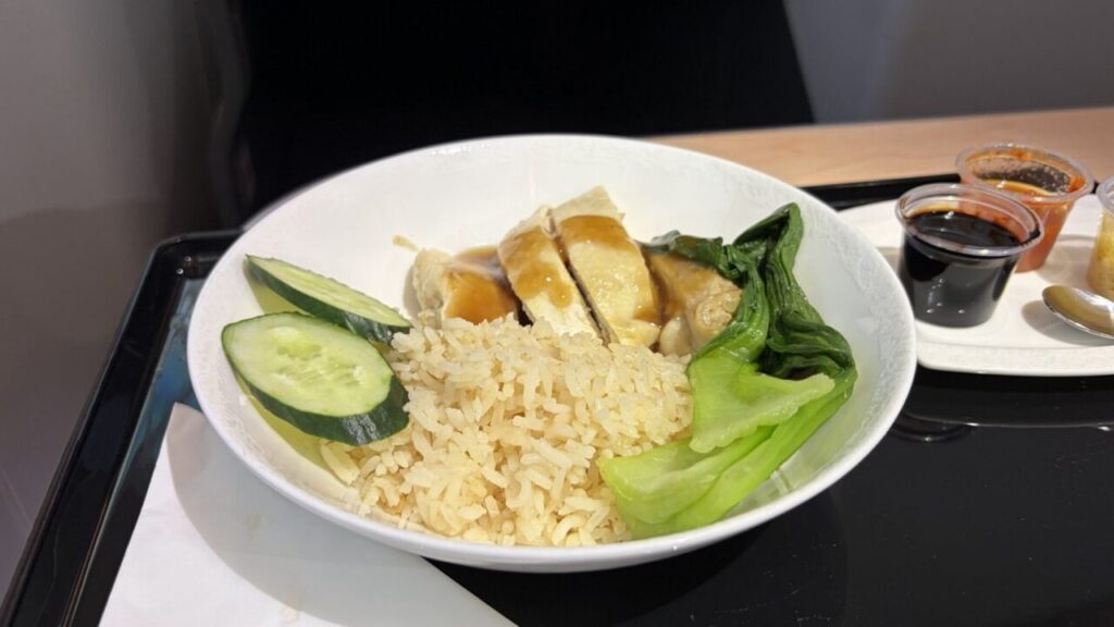 ANA802便ビジネスクラスのアラカルトメニュー「海南鶏飯(シンガポールチキンライス)」
