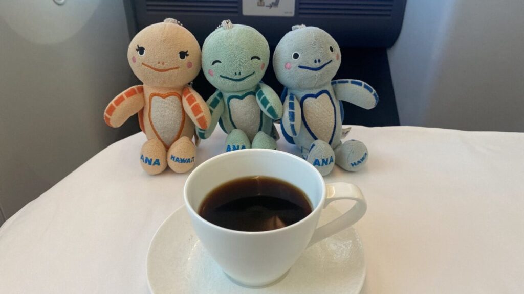 ANA802便ビジネスクラスで提供された、こだわりのオリジナルブレンドで淹れられた温かいコーヒー