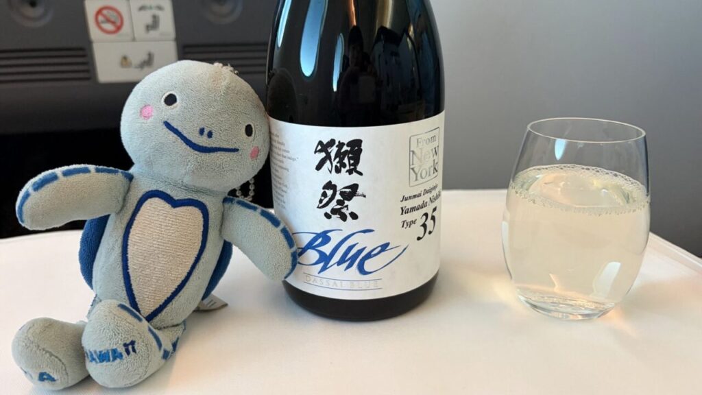 ANA802便ビジネスクラスで提供された日本酒「獺祭 BLUE 35 from NY」