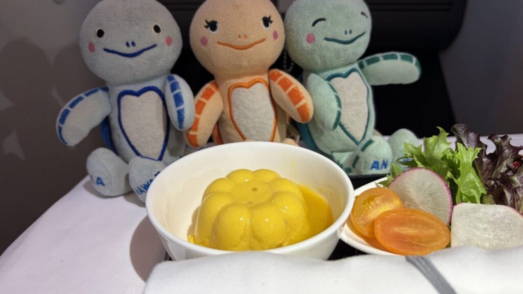 ANA802便ビジネスクラスの機内食洋食メニューのデザート「マンゴーサゴプリン」