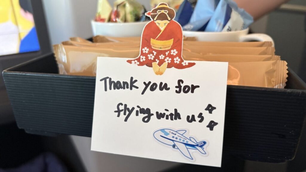 ANA802便の着陸前にサービスされたお茶菓子とお礼のメッセージ