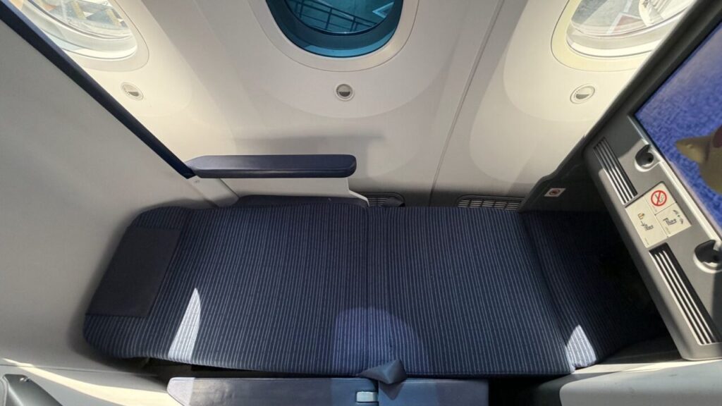 フルフラットにリクライニングされたANA802便の座席