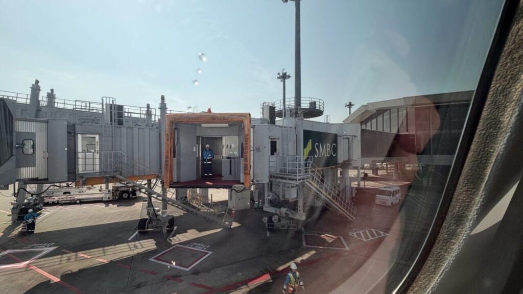 成田空港54番ゲートに到着するANA802便