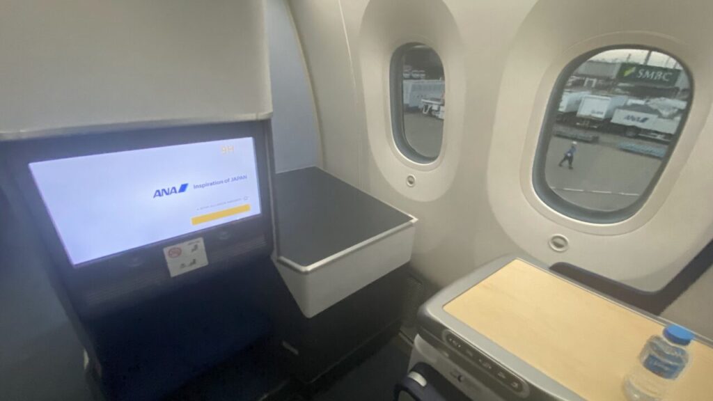 ANAのビジネスクラス座席ANA BUSINESS STAGGEREDのCおよびH席は窓側だけど通路寄りで、ややプライベート感にかける