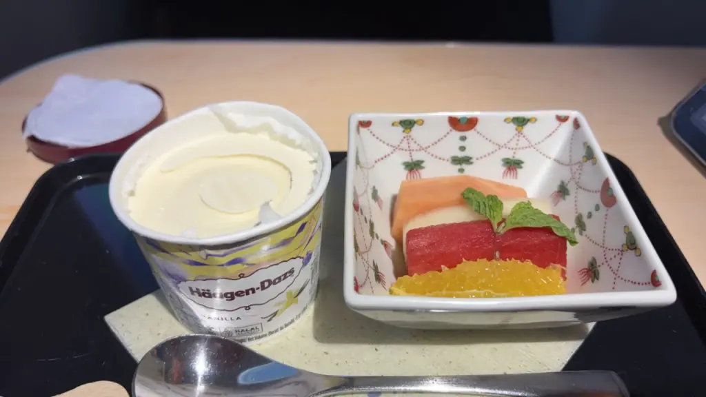 ANA802便ビジネスクラスのアラカルトメニューハーゲンダッツのバニラアイスとフルーツ