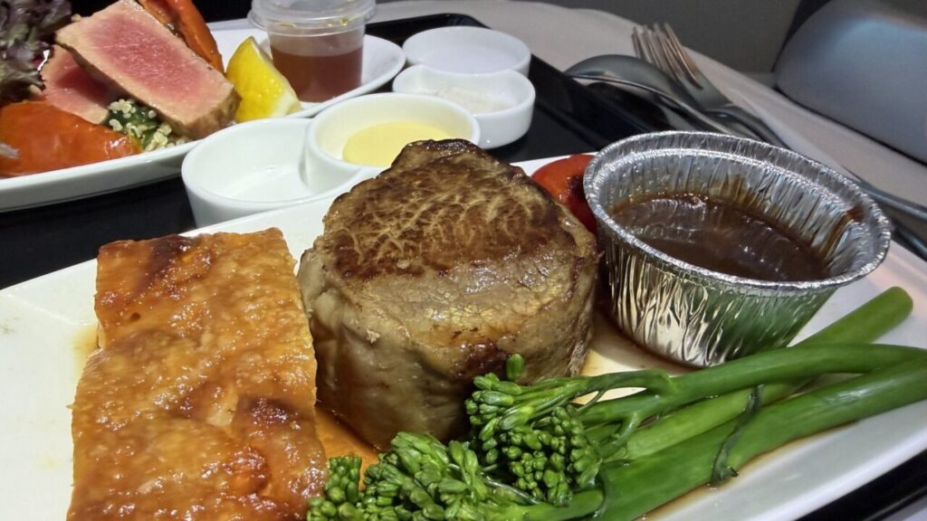 ANA802便ビジネスクラスの洋食メニューのメイン「 牛フィレ肉のソテー マッシュルームソース」