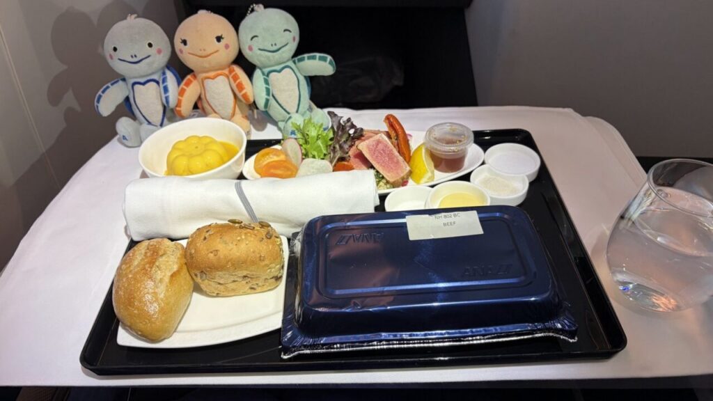 ANA802便ビジネスクラスの機内食洋食メニューはワントレーで提供