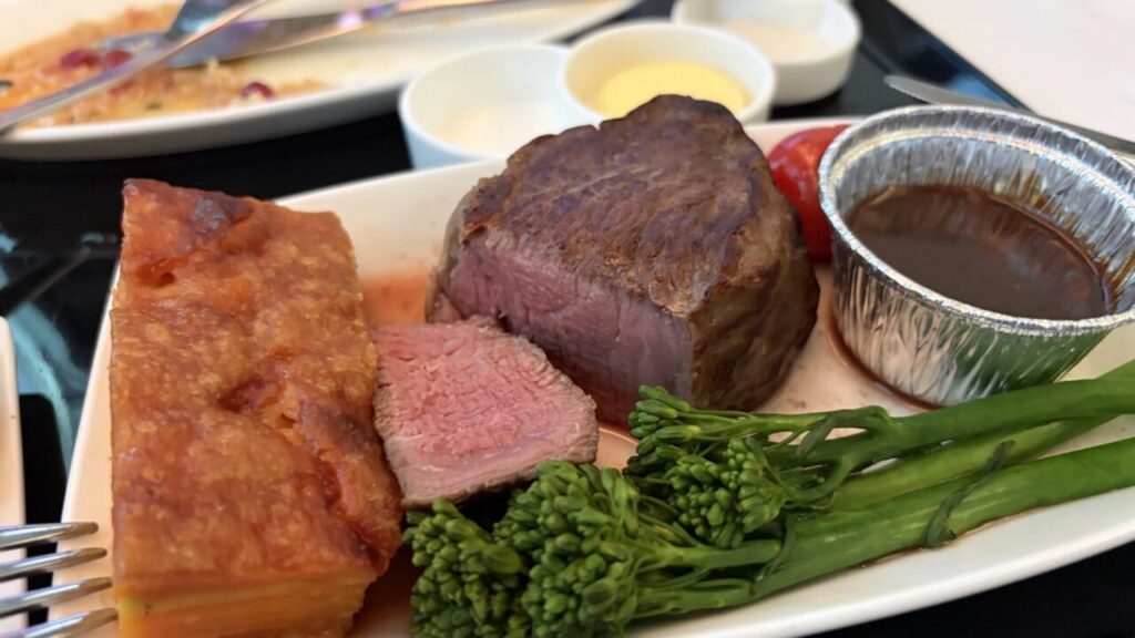 ANA802便ビジネスクラスの洋食メニューのメイン「牛フィレ肉のソテー マッシュルームソース」の火の通りはミディアムレア