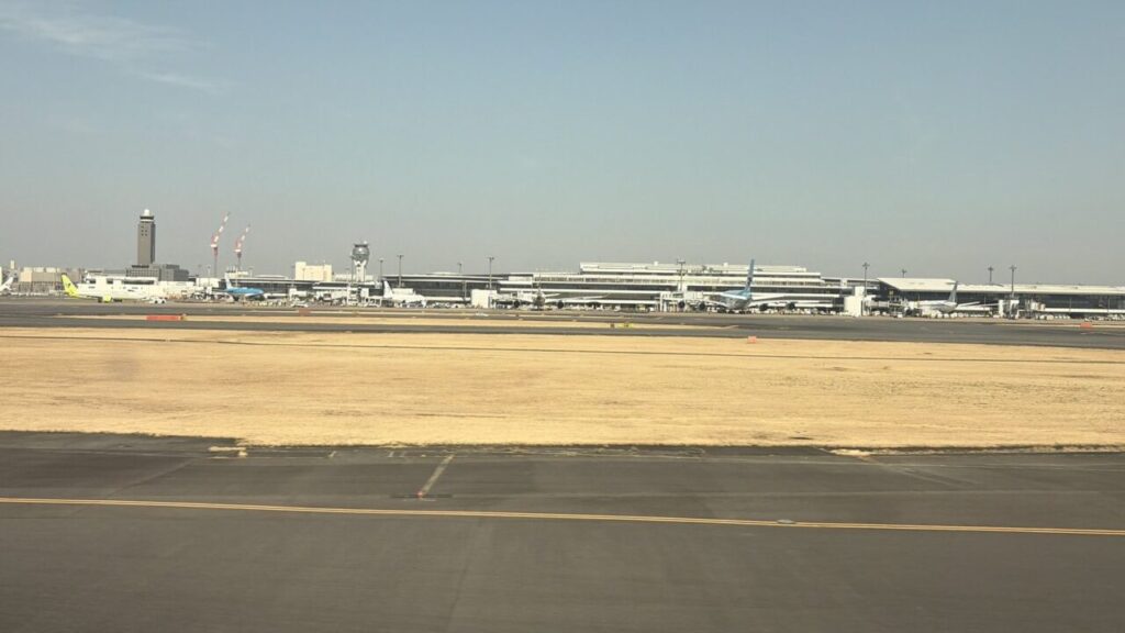 着陸したANA802便から眺める成田空港第1ターミナル
