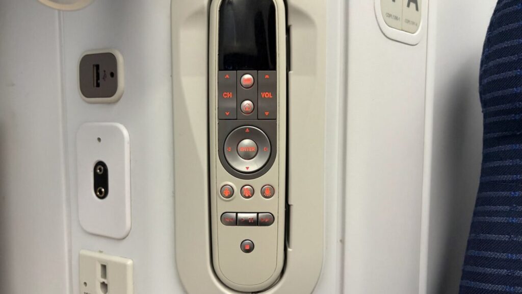 ANA802便のビジネスクラスの座席ANA BUSINESS STAGGEREDのリモコン