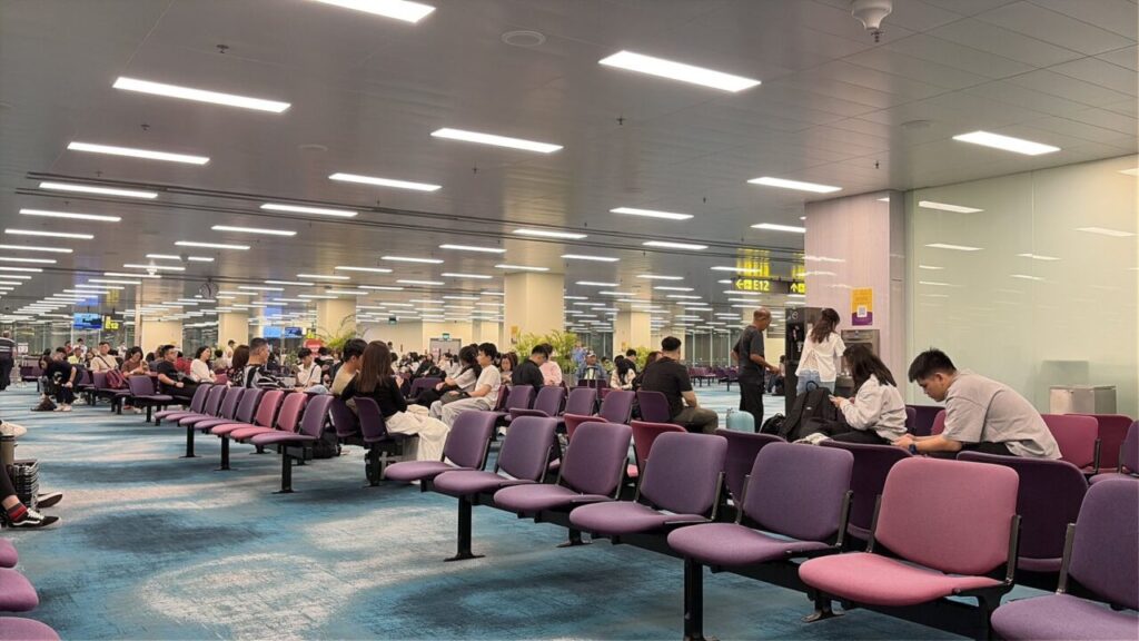 ANA802便の搭乗を待つシンガポールチャンギ国際空港の制限エリア