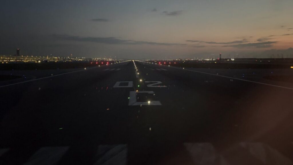 ANA802便はシンガポールチャンギ国際空港02C滑走路へ差し掛かる