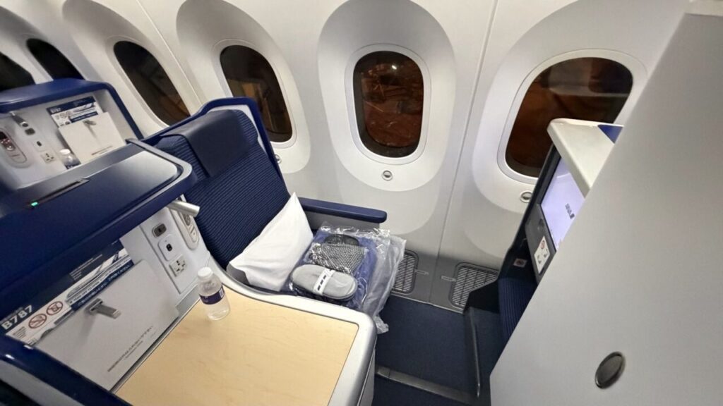 ANA802便ビジネスクラスの座席ANA STAGGERED SEATの概観