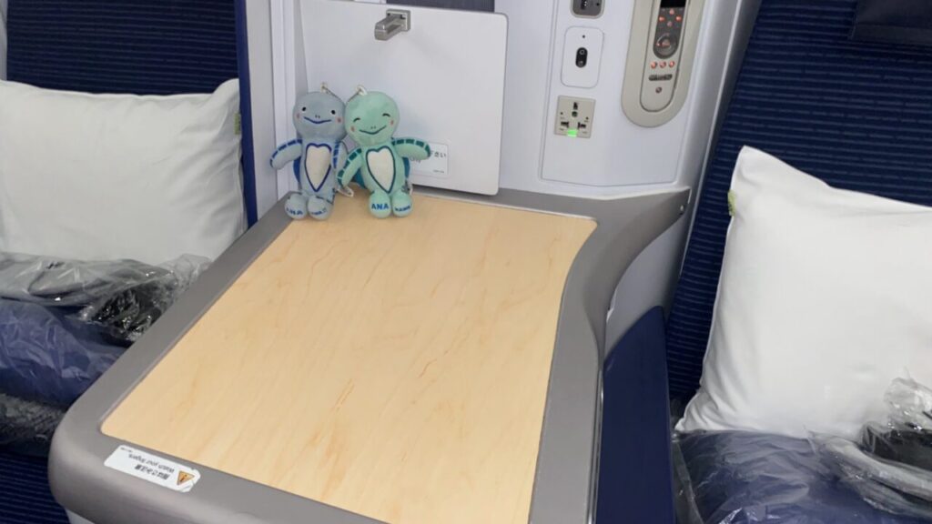 ANA802便のビジネスクラスANA BUSINESS STAGGEREDの大きなサイドテーブル