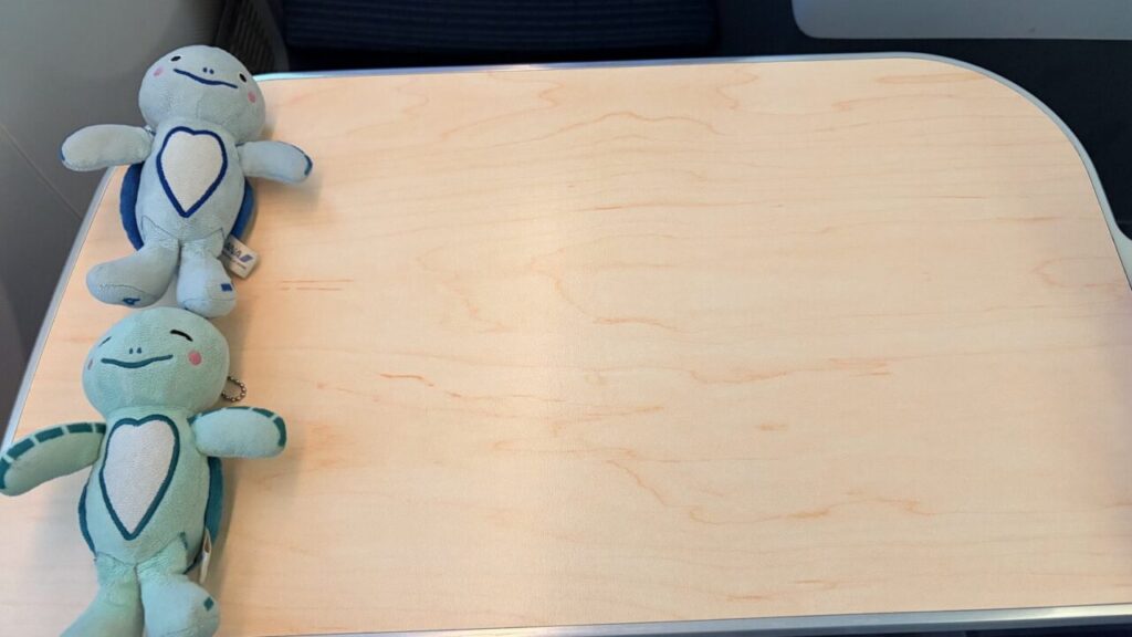 ANA802便ビジネスクラスの座席ANA STAGGERED SEATのテーブル高さはhonu2体分
