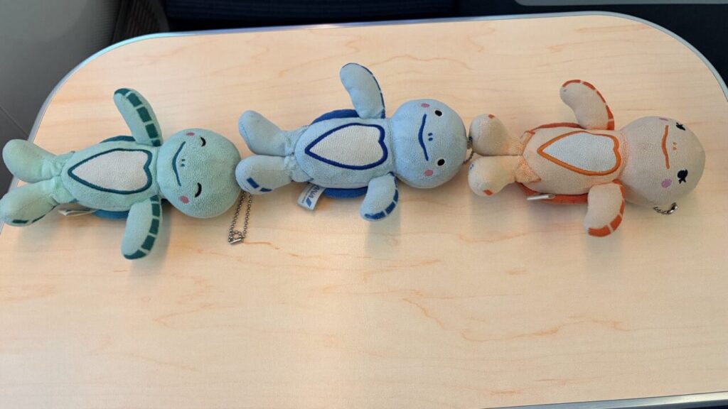 ANA802便ビジネスクラスの座席ANA STAGGERED SEATのテーブル幅はhonu3体分