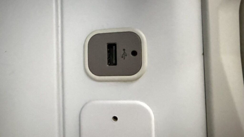 ANA802便のビジネスクラスの座席ANA BUSINESS STAGGEREDのUSB-Aポート