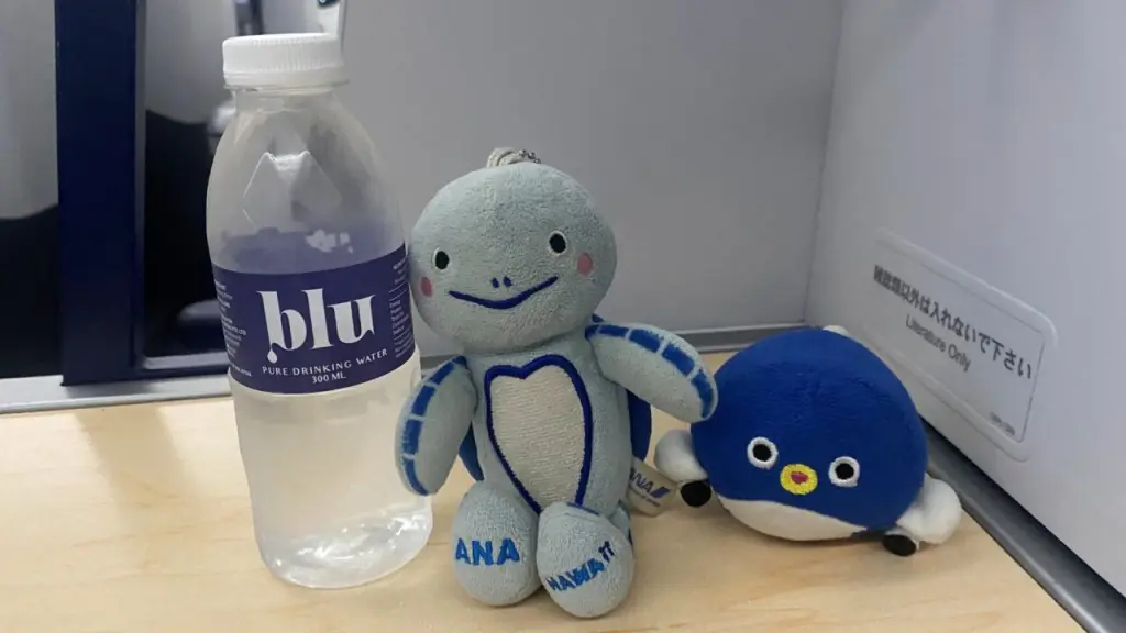 ANA802便のビジネスクラスで提供された350 mlのミネラルウォーター