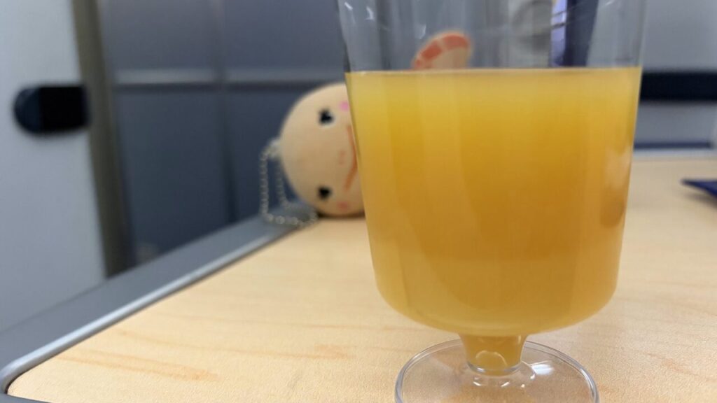 ANA802便ビジネスクラスのウェルカムドリンク、オレンジジュース